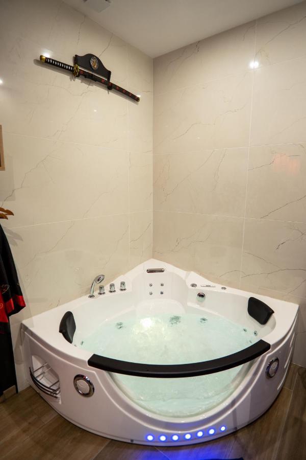 Capsule Japon - Jacuzzi - Netflix & Ecran Cinema - Xbox Trith-Saint-Leger